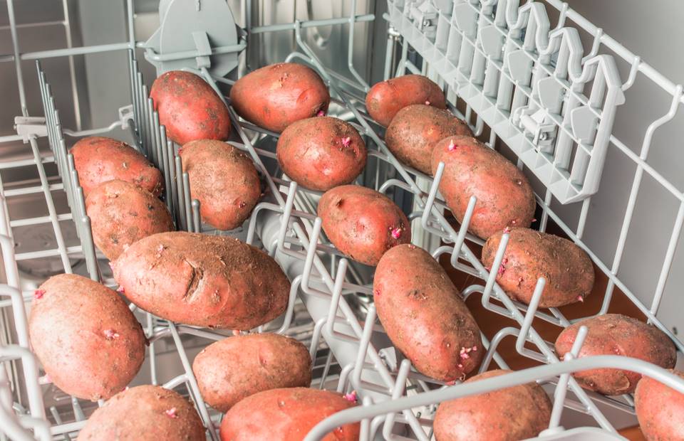 Innovative Method of Cleaning Potatoes in Dishwasher Saves Time and Effort