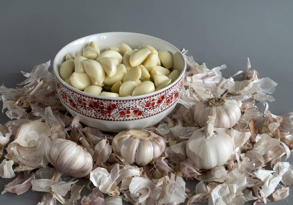 Unlocking the Hidden Potential of Garlic Peels: From Gardening to Skincare