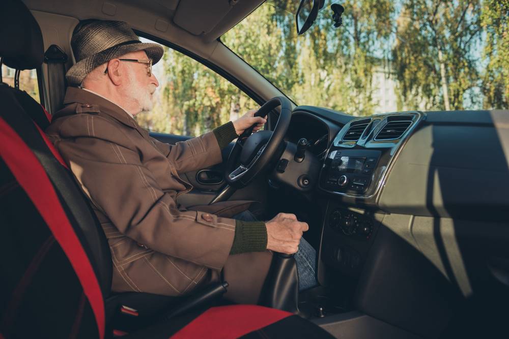 Důchodci za volantem to mají spočítané. Seberou jim řidičáky a pošlou jezdit autobusem