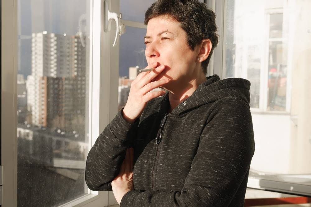 Naše sousedka neustále kouří na balkoně. Vymyslel jsem, co jí provedu, už si ani neškrtne